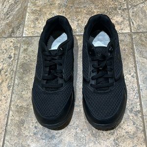 Dr Scholls oil and slip resistant black woman’s work sneakers size 8